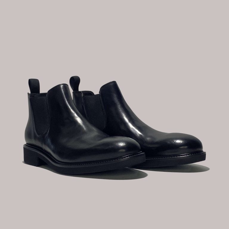 Elegant Italian men's boots in black leather, luxury craftsmanship.