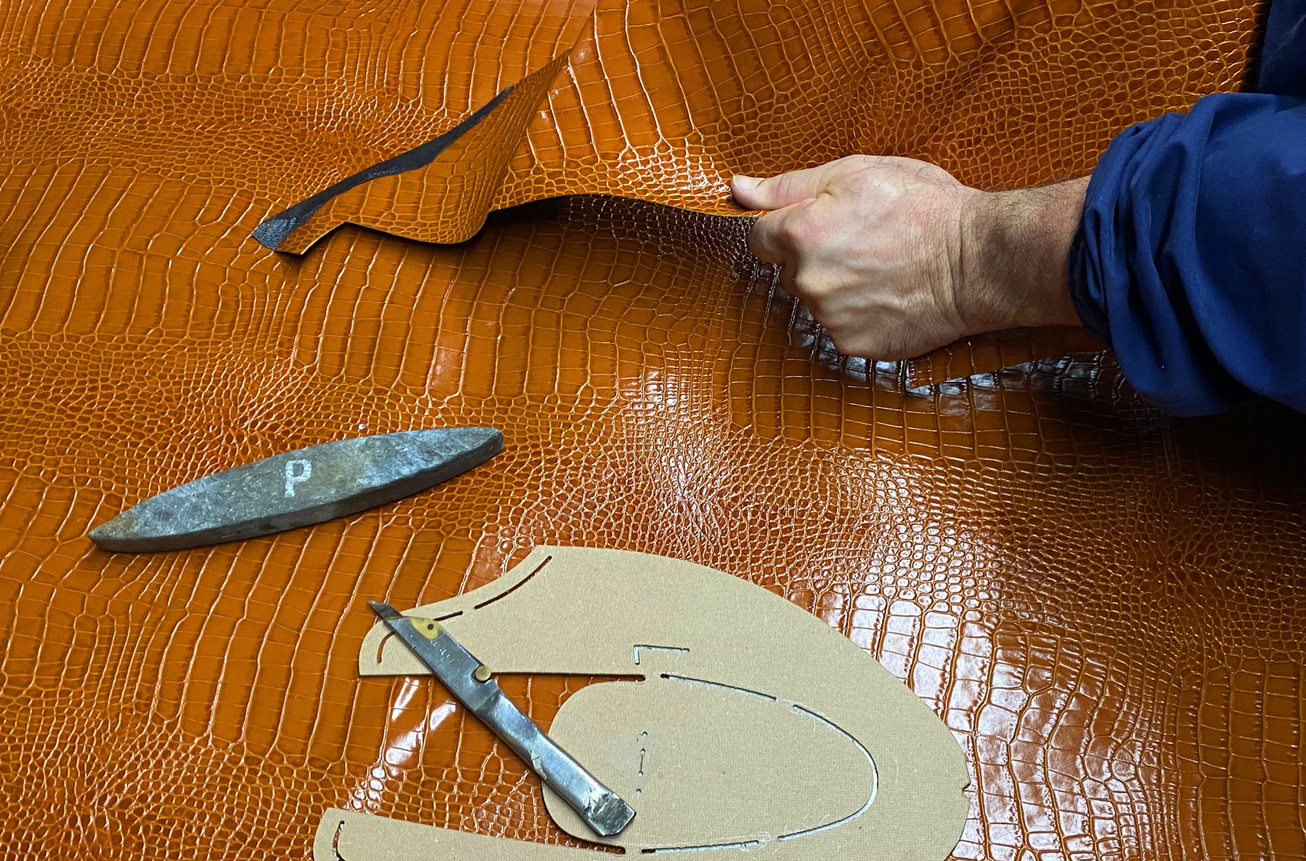 artisan working with leather in Nasini Giorgio's NGM shoe factory for private label service