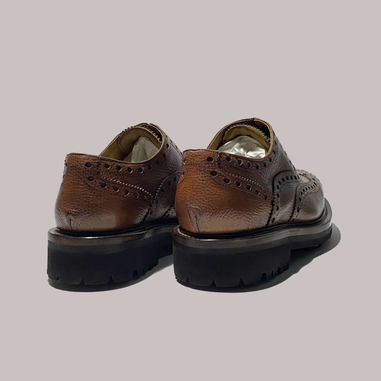 Elegant mens dark brown Oxford shoes made in Italy for B2B markets.