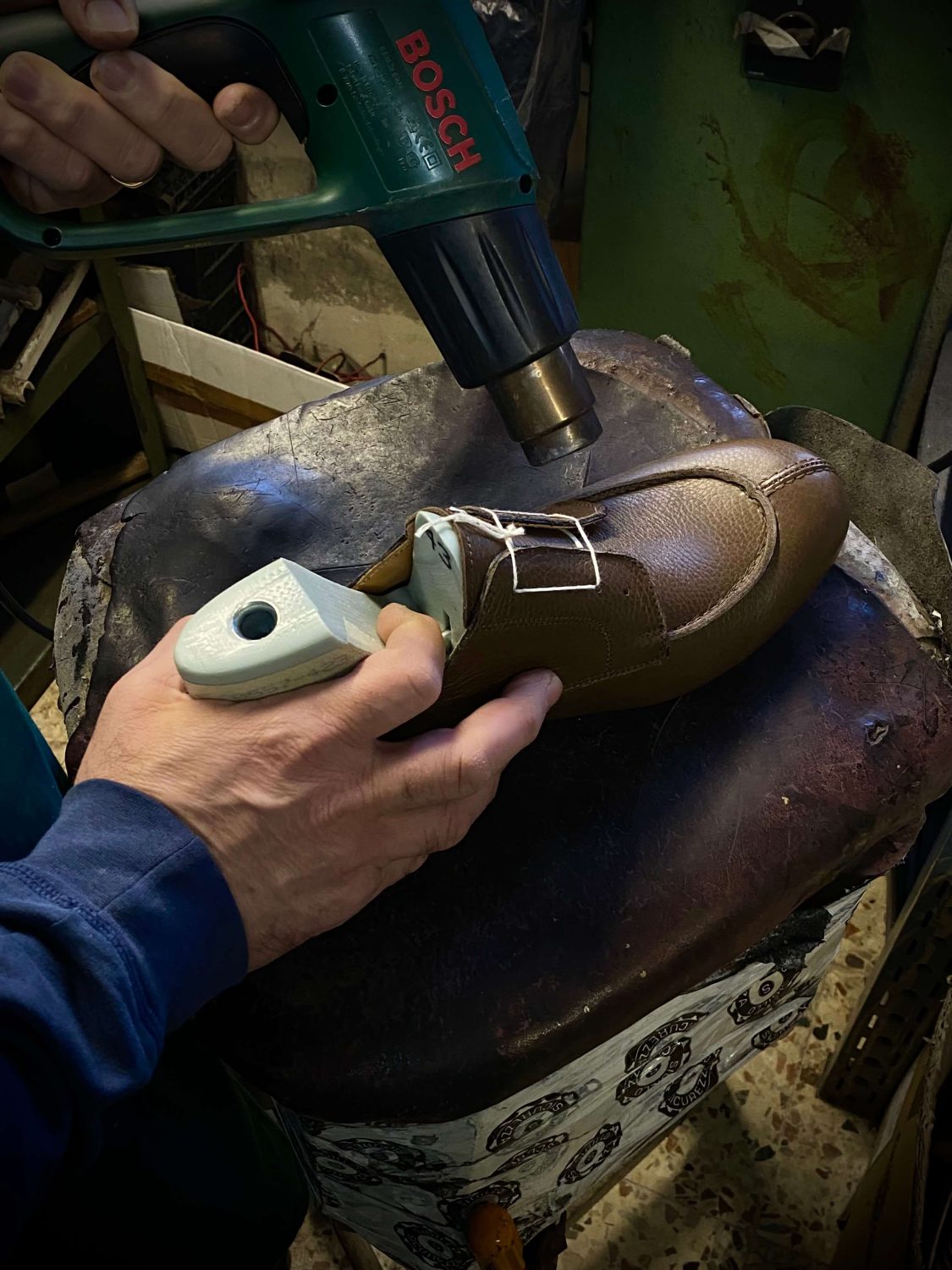 artisan crafting a shoe in Nasini Giorgio's NGM shoe factory for Private Label service